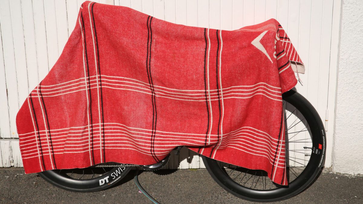 Skydda cykeln med en stor filt